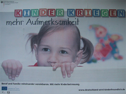 Kinder kriegen mehr Aufmerksamkeit - Plakat. Foto 08/06 tsz